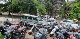 न्यायालय आवारात वाहनांना प्रतिबंध : आवारा बाहेर होत आहे गर्दी Court compound