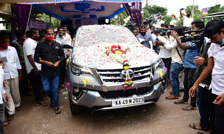 कारचा नंबर आहे 2023  आहे  खास उद्दिष्ट