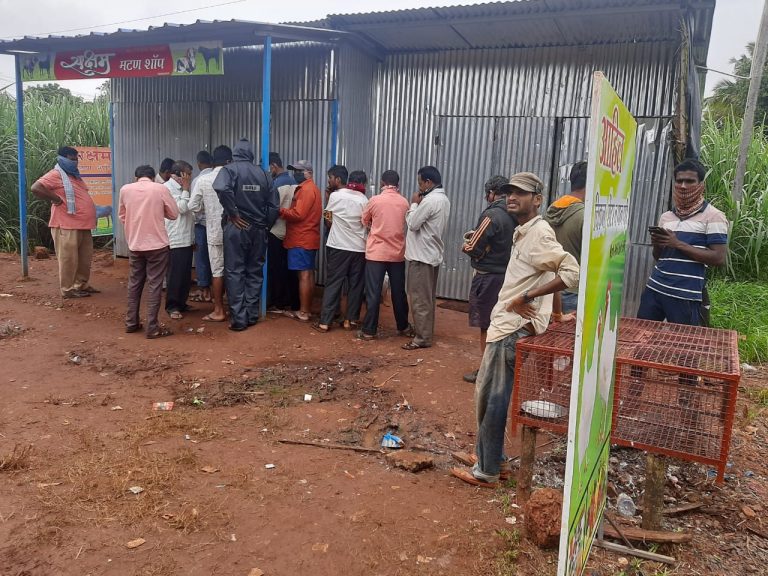 कुठला लॉक डाऊन? यळेबैलमध्ये मटण खरेदीसाठी रिघ