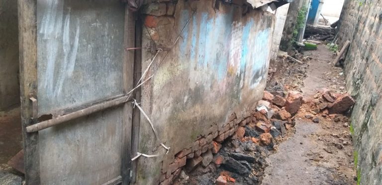 गटार बांधकामावेळी इमारतीचे नुकसान-