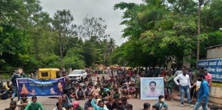 नुकसान भरपाईसाठी “त्या” वाहनचालकाच्या कुटुंबीयांचा धरणे सत्याग्रह