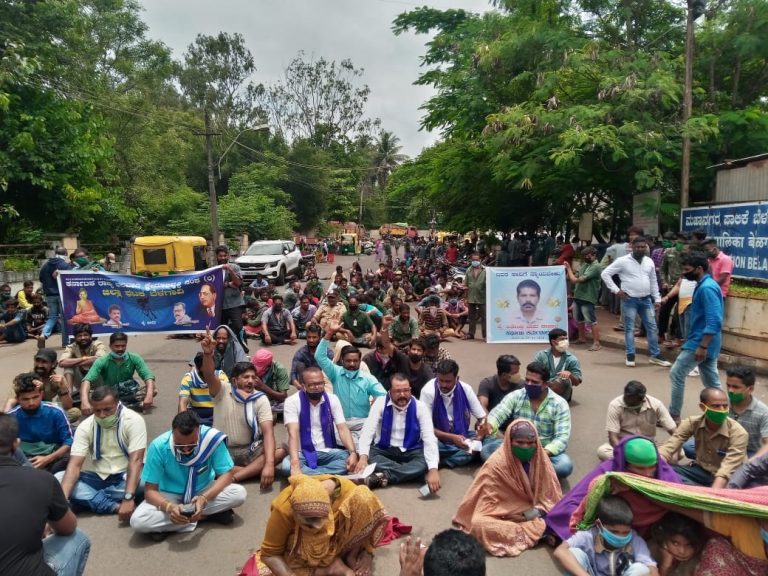 नुकसान भरपाईसाठी “त्या” वाहनचालकाच्या कुटुंबीयांचा धरणे सत्याग्रह