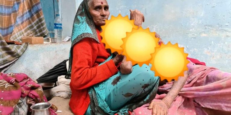 पूरग्रस्त भागातील वृद्धेने मुलीच्या मांडीवर सोडला जीव