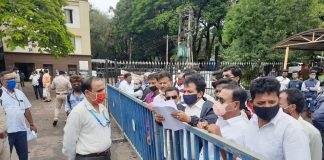 ती” मूर्ती पुनश्च बसवा, अन्यथा तीव्र आंदोलन : शिवसेनेचा इशारा