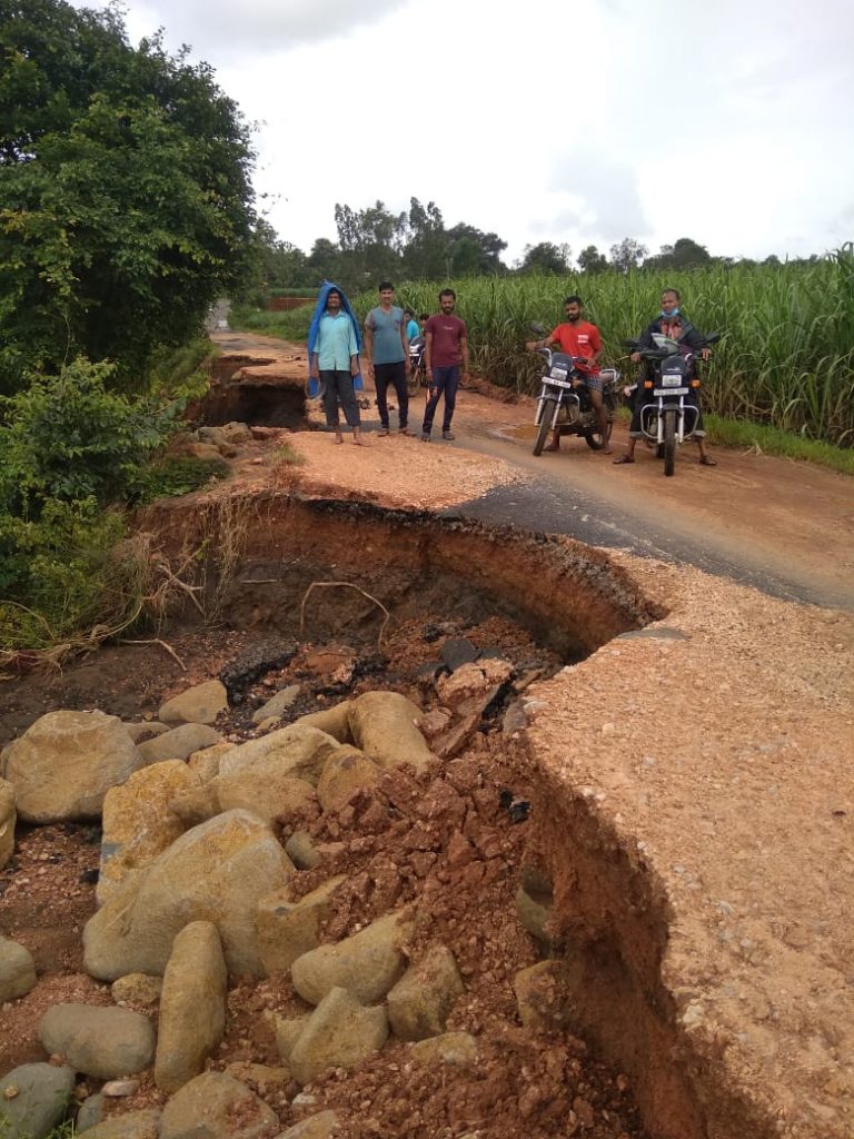 खचलेल्या “या” रस्त्याकडे लोकप्रतिनिधींनी लक्ष देतील का?