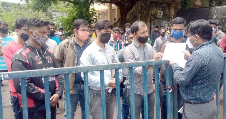 डी सी ऑफिस समोर पोहोचले लाईट आणि साउंड सिस्टीमवाले