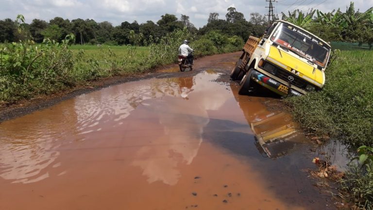 ‘या ग्रामीण भागातील रस्त्याची करा दुरुस्ती’