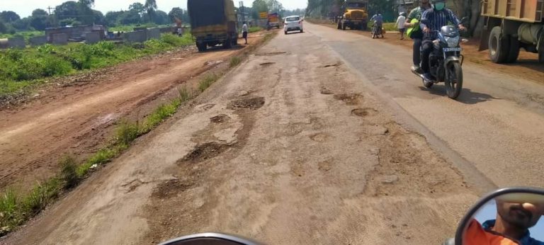 झाडशहापूर रस्त्याला कोणी वाली आहे का?