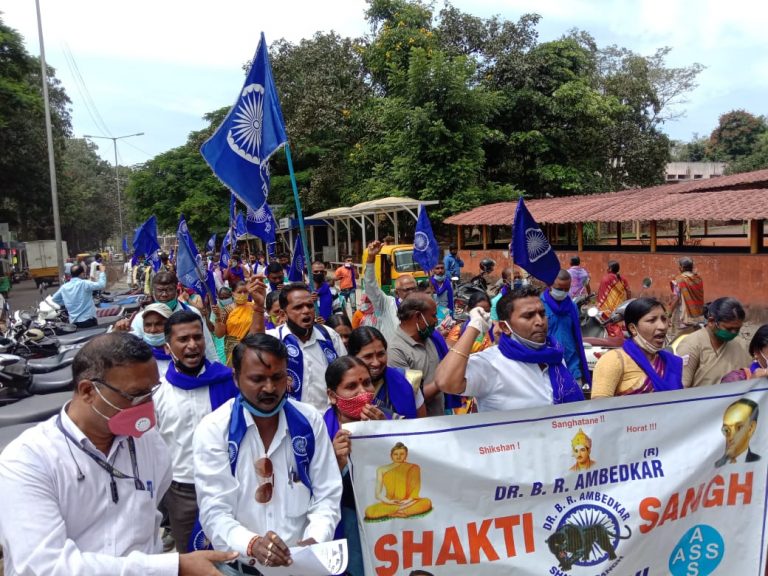 या गावातील दलित स्मशानभूमीची समस्या सोडवा-