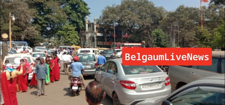 कोर्टासमोरील रस्त्यावर “ट्रॅफिक जॅम” : वाहन चालकांना मनस्ताप