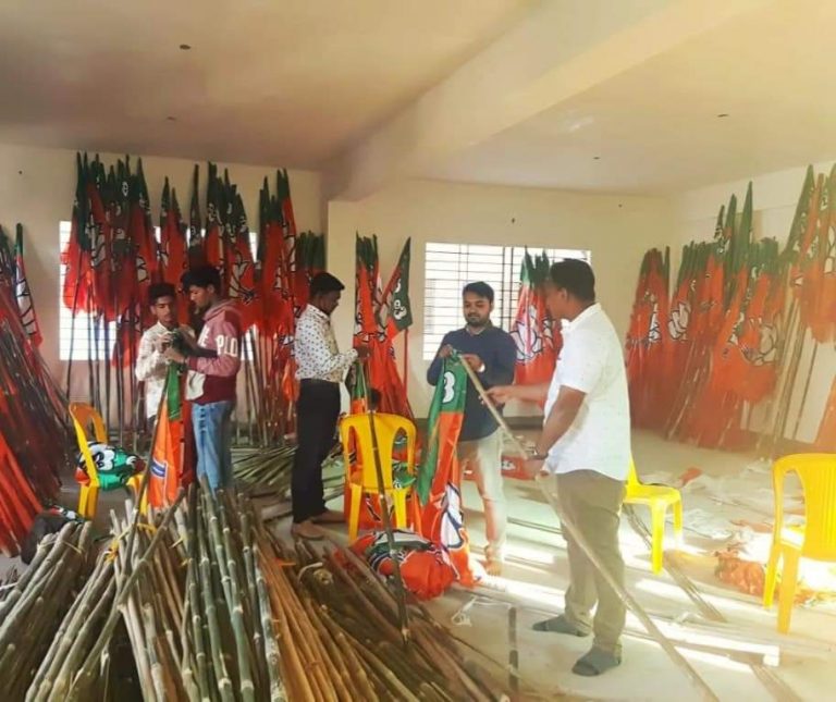 निःपक्ष म्हणवून घेणाऱ्या पक्षाच्या फलकांवर मराठीसाठी जागा नाही