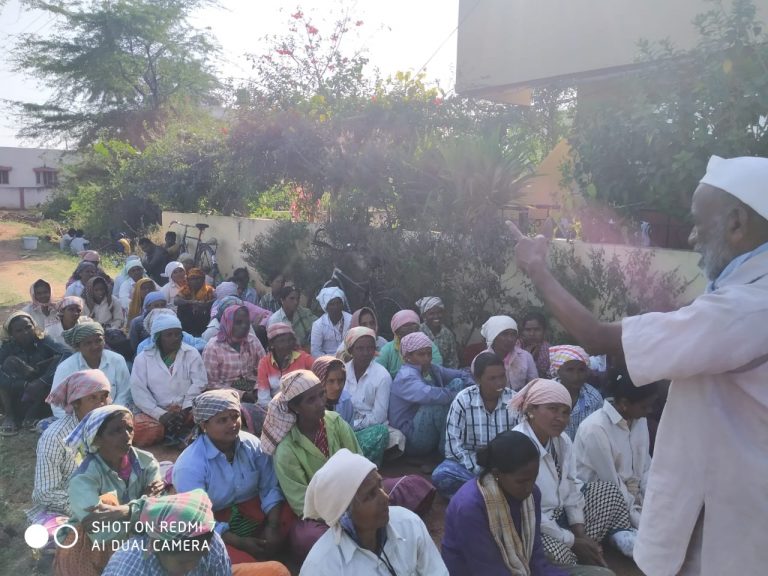 रोजगार हमी योजनेतील कामगारांना “यांनी” केले मार्गदर्शन