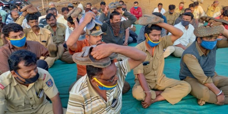 बेळगावात आजही बस बंद-डोक्यावर चप्पल ठेवत आंदोलन