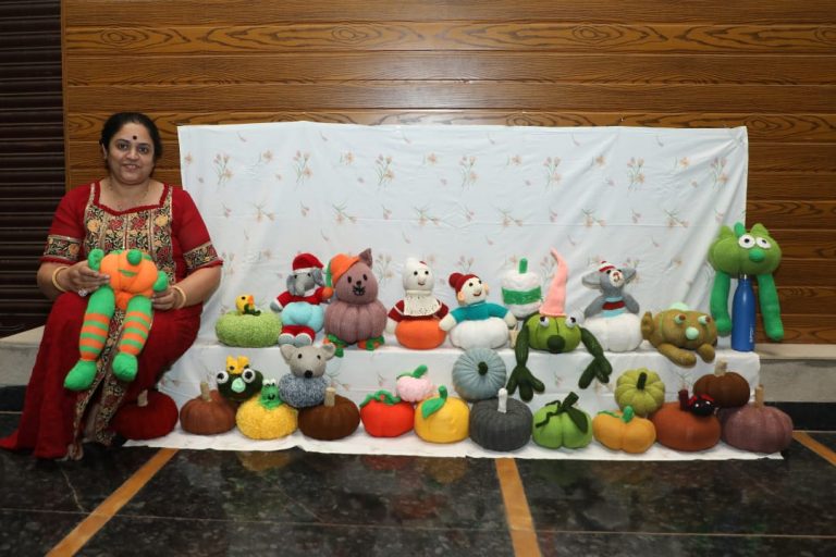 आशा पत्रावळी यांचा विणकाम क्षेत्रातील वेगळा प्रयोग