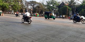 न्यायालयासमोरील डबल रोडवर गतिरोधकांची मागणी Court road speed breaker demand