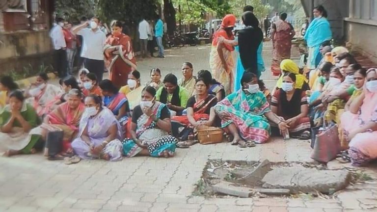 बिम्स संस्थेच्या डी ग्रुप कर्मचाऱ्यांची निदर्शने