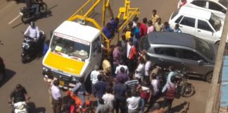 रामलिंग खिंड गल्लीत पार्किंगवरून वादावादी Traffic problem