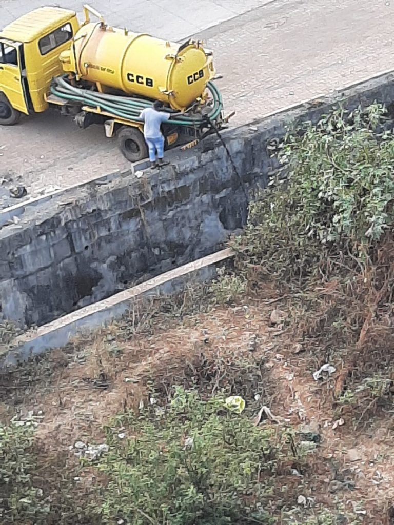 गोवावेस नाल्यात मैलामिश्रित सांडपाणी सोडण्यात येत असल्याने संताप