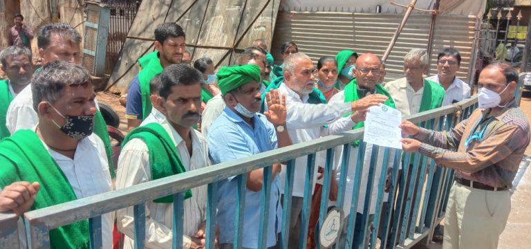 टिकैत यांच्यावरील हल्ल्याच्या निषेधार्थ मुख्यमंत्र्यांना निवेदन