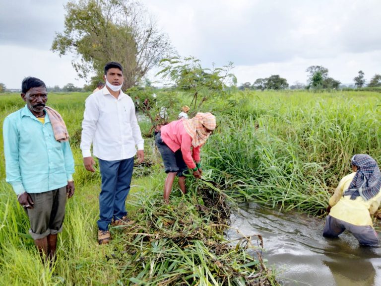 शेतकऱ्यांच्या श्रमदानातून कालवा स्वच्छ