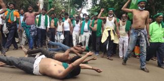 खाजगीकरणाच्या विरोधात शेतकऱ्यांचे अर्धनग्न लोटांगण आंदोलन Farmer protest