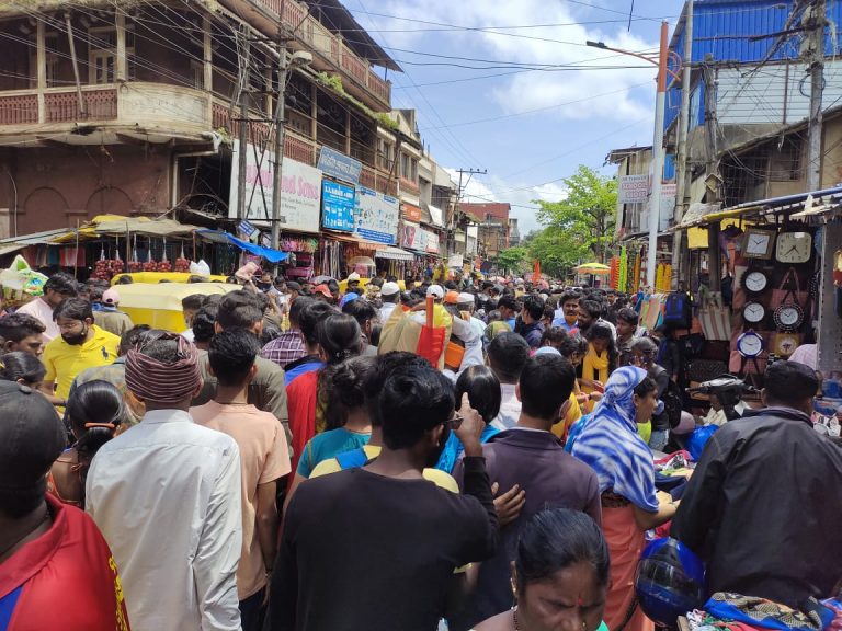 श्री गणेशोत्सवाच्या खरेदीसाठी गजबजली बाजारपेठ