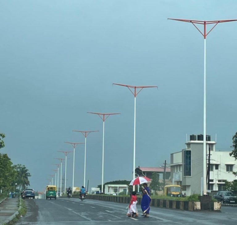 देखभाली अभावी अर्ध्याहून अधिक पथदीप बंदच!