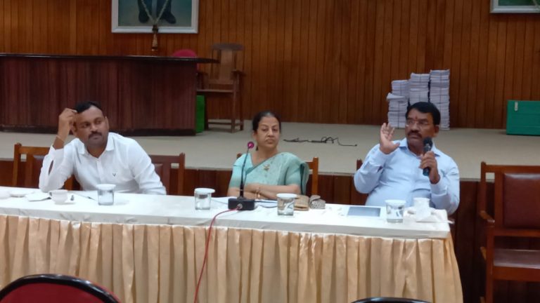 या अधिकाऱ्यांना या लोकप्रतिनिधींनी दिली कडक सूचना