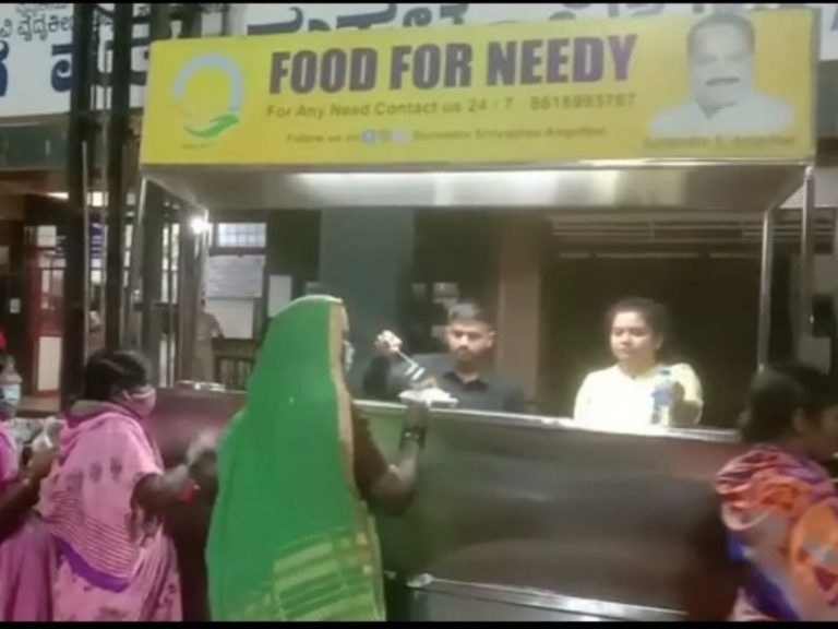 दसऱ्यानिमित्त ‘यांनी’ केले गरीब गरजूंना मिठाई वाटप