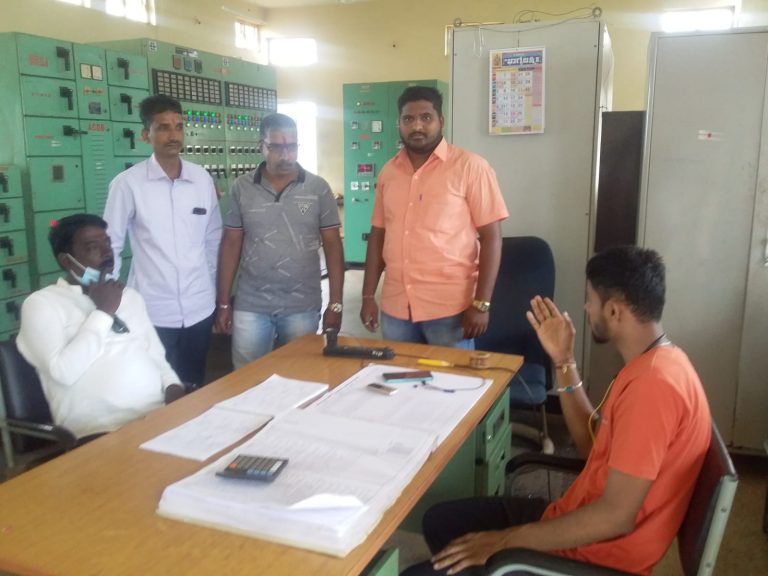 हेस्कॉम अधिकाऱ्यांना विचारला जाब