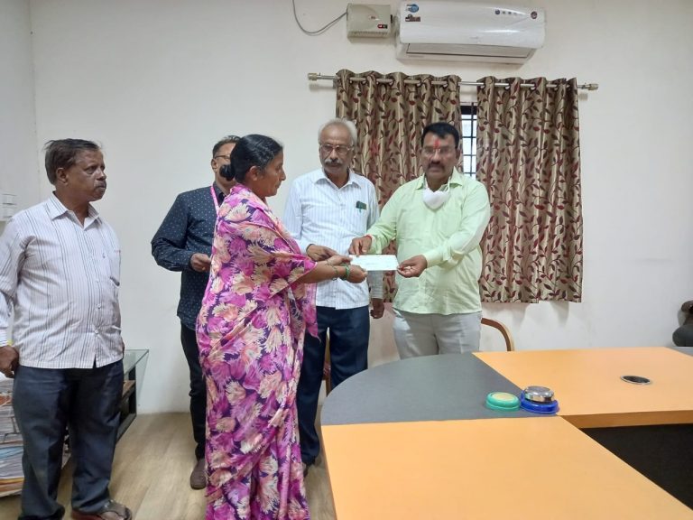 कोरोना मृतांच्या वारसदारांना धनादेश वाटप