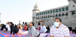 सुवर्ण विधानसौध समोर सामूहिक सूर्यनमस्कार Surynamaskar