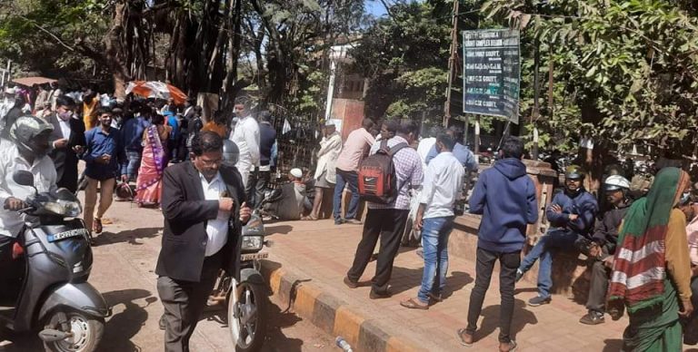 प्रवेश बंदीमुळे गेट वर गर्दी