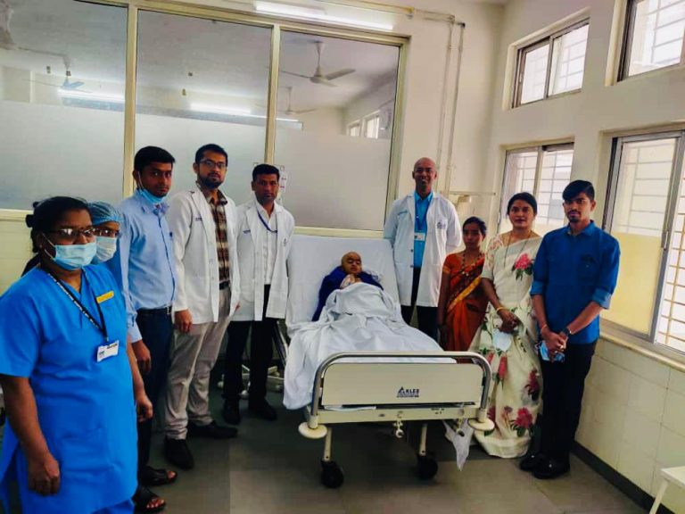 *शिंदोळी गावातील बालिकेवर रमेश जारकीहोळी यांच्या प्रयत्नातून उपचार*