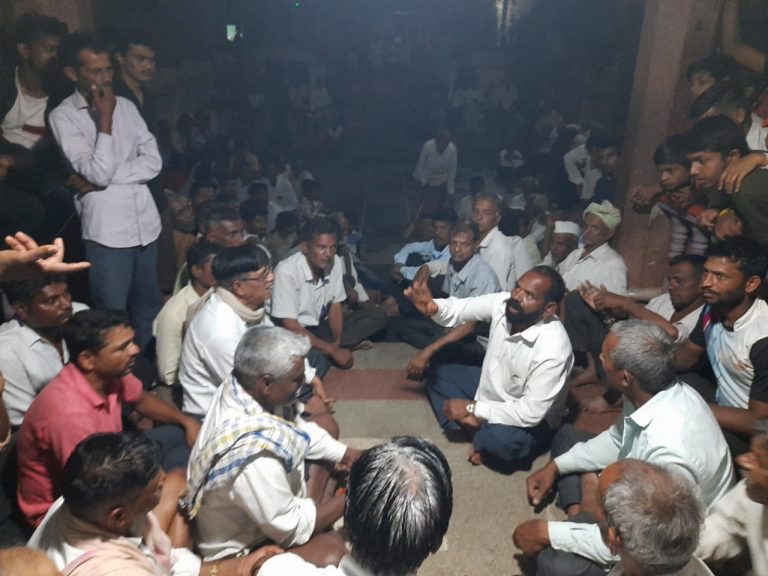 रेशन दुकानदाराच्या विरोधात एकवटले संपूर्ण गांव