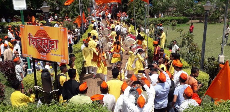 गुरुवंदनेनिमित्त संपूर्ण शहर भगवेमय!