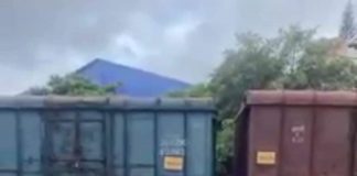 …अन् मुलांनी केला रेल्वेला ओलांडण्याचा असा जीवघेणा प्रकार Track rail