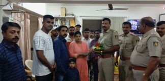 यासाठी पोलीस निरीक्षकांचा सत्कार Ekta