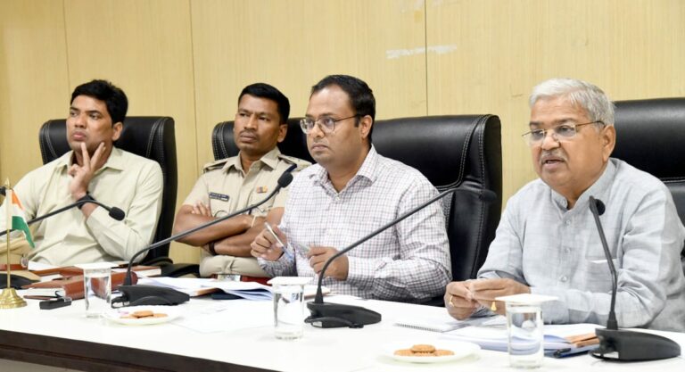 बेळगाव -धारवाड रेल्वे मार्ग भूसंपादनास गती द्या -कारजोळ