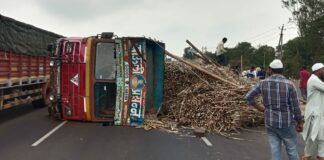 महामार्गावर टायर फुटून उसाचा ट्रक पलटी Accident