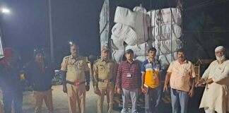 कर्नाटक महाराष्ट्र सीमेवर 16 लाख किंमतीच्या साड्या जप्त Sarees seige