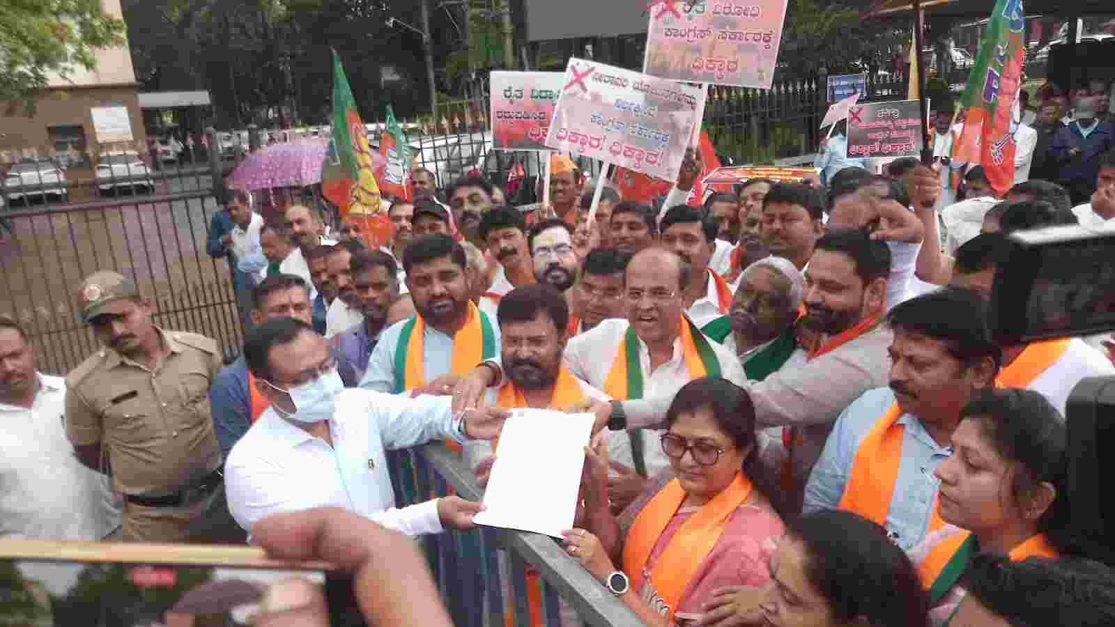 Bjp protest dc office