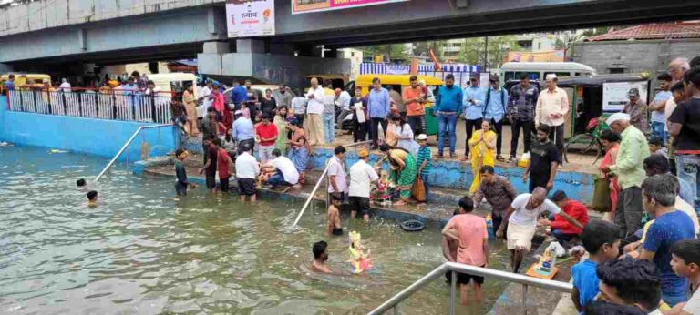 घरगुती बाप्पांच्या विसर्जनांची लगबग; जड अंतःकरणाने निरोप