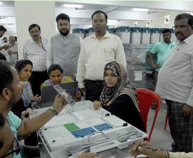 ‘ईव्हीएम’ स्ट्रॉंग रूममध्ये दाखल