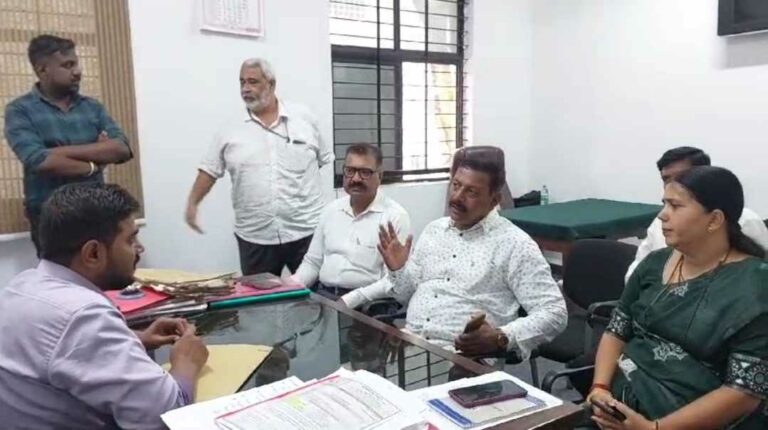 मालमत्ता कर : माजी नगरसेवकांनी घेतली मनपायुक्तांची भेट