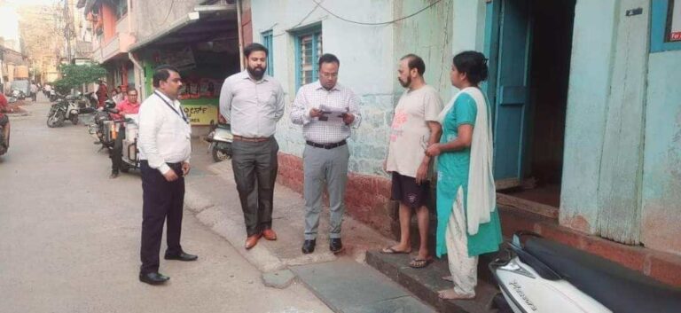 घरोघरी जाऊन मतदार ओळखपत्रांचे वाटप