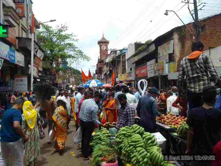 बाप्पाच्या स्वागताची जय्यत तयारी, बाजारपेठेत गर्दी