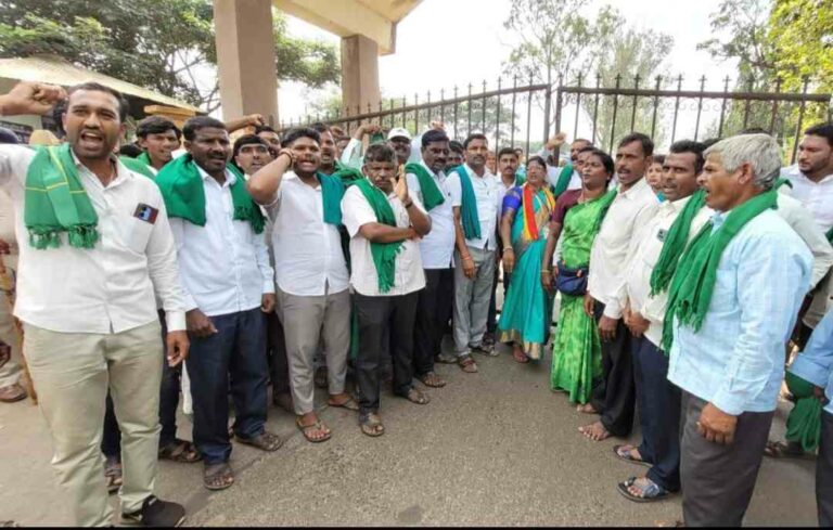 रयत संघटनेतर्फे रास्ता रोको; एपीएमसी गेट बंद आंदोलन