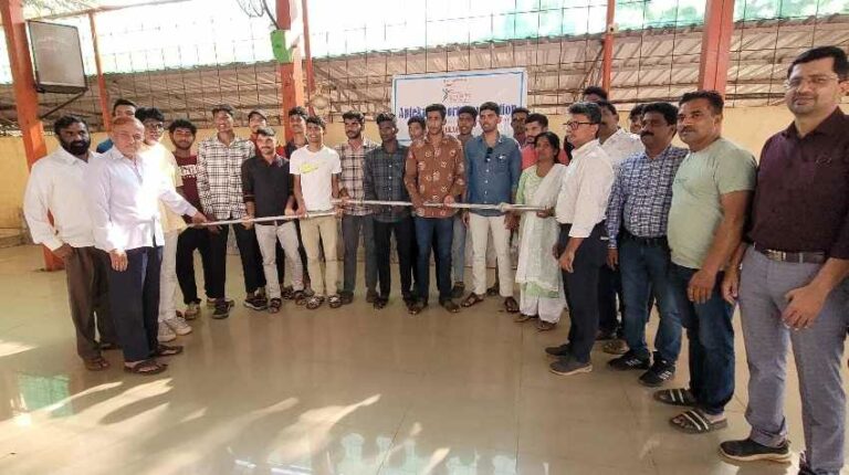 आपटेकर फाउंडेशनतर्फे व्यायाम साहित्याची देणगी