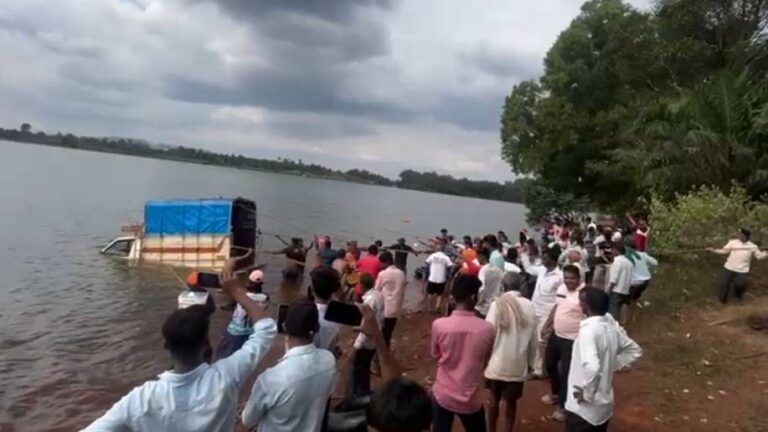 राकसकोप जलाशयात बुडालेला मालवाहू टेम्पो बाहेर काढण्यात अखेर यश..